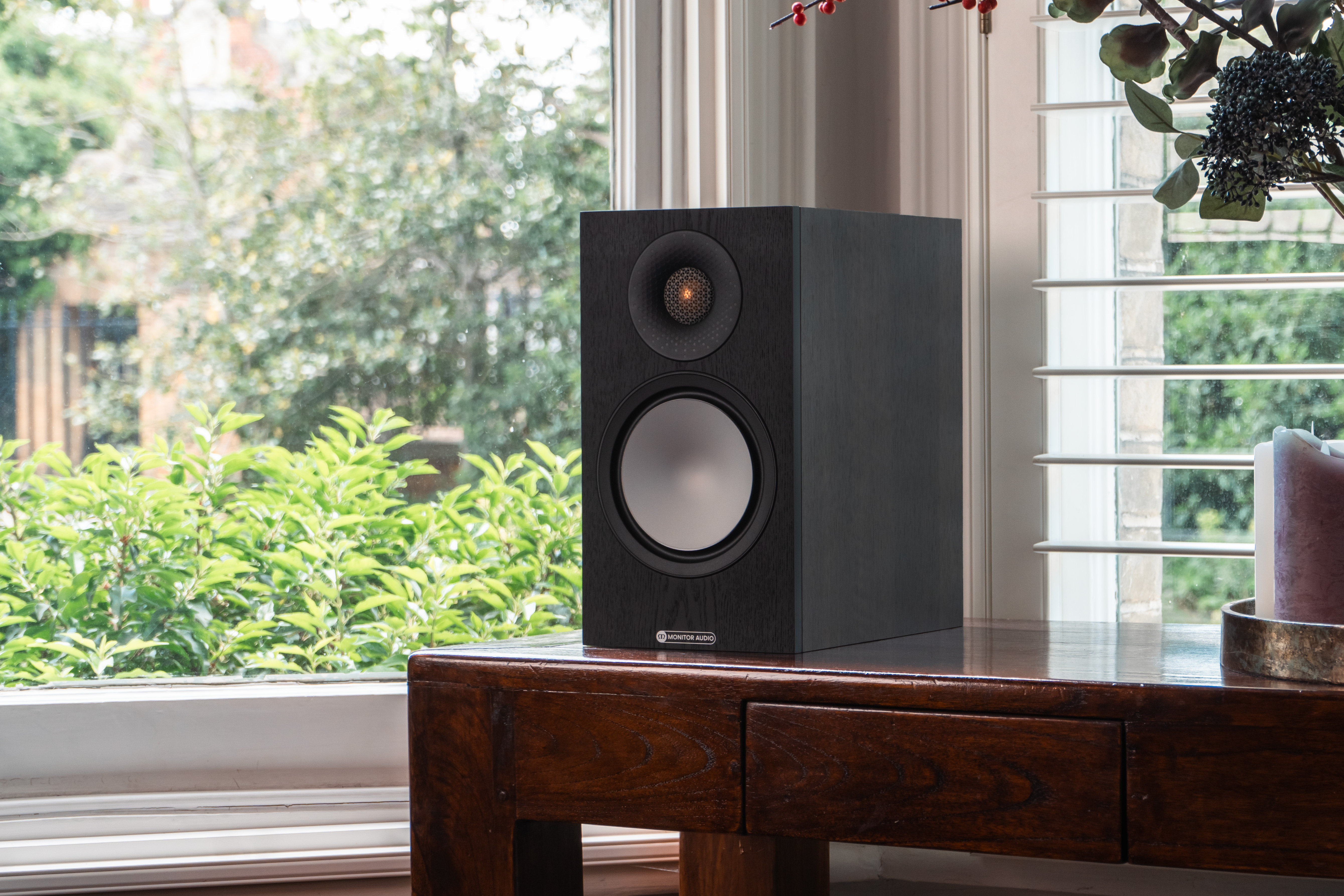 Monitor Audio Bronze 50 7G bokhøyttalere lifestyle bilde i stue sort