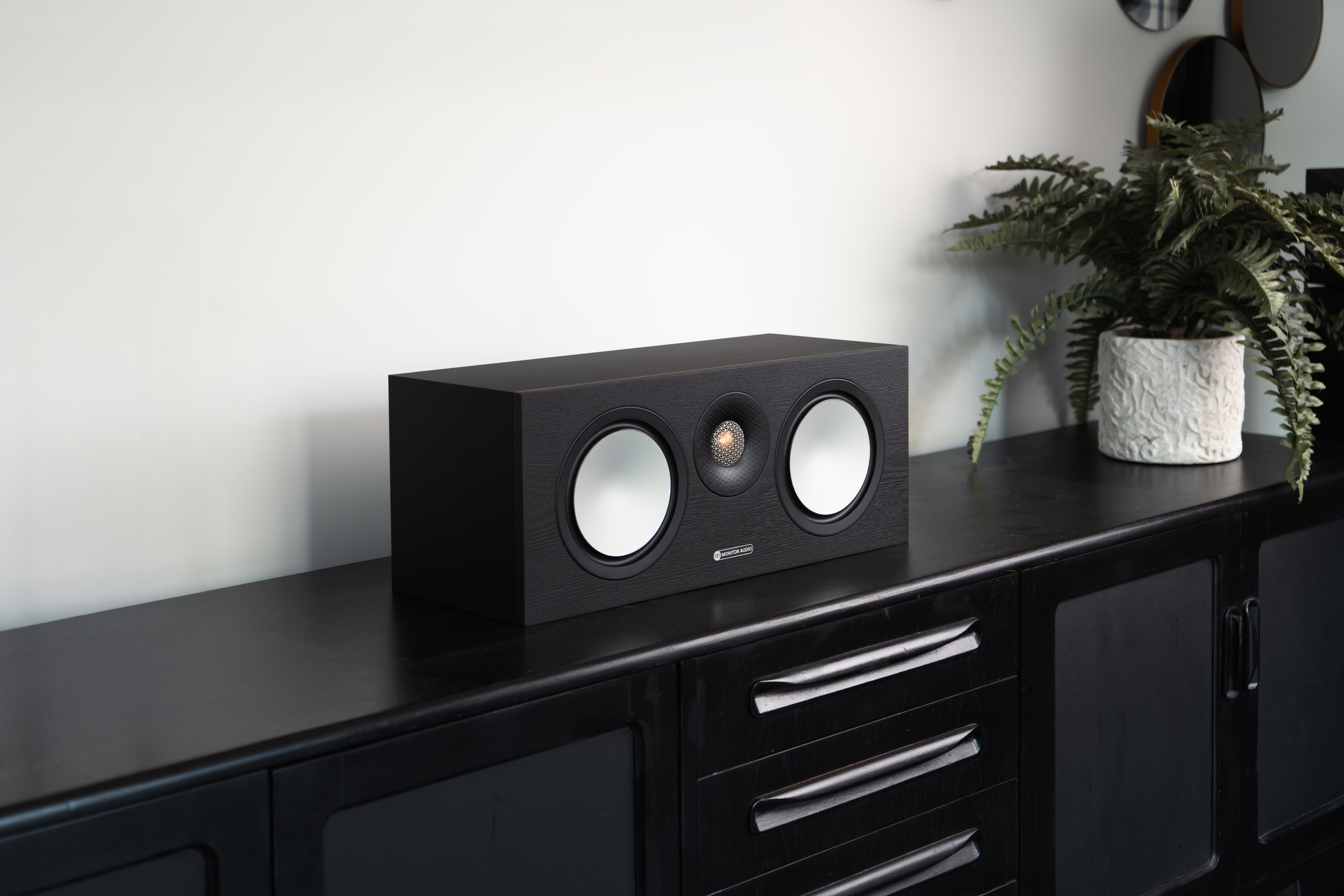 Monitor Audio Bronze 7G center lifestyle bilde i stue sort