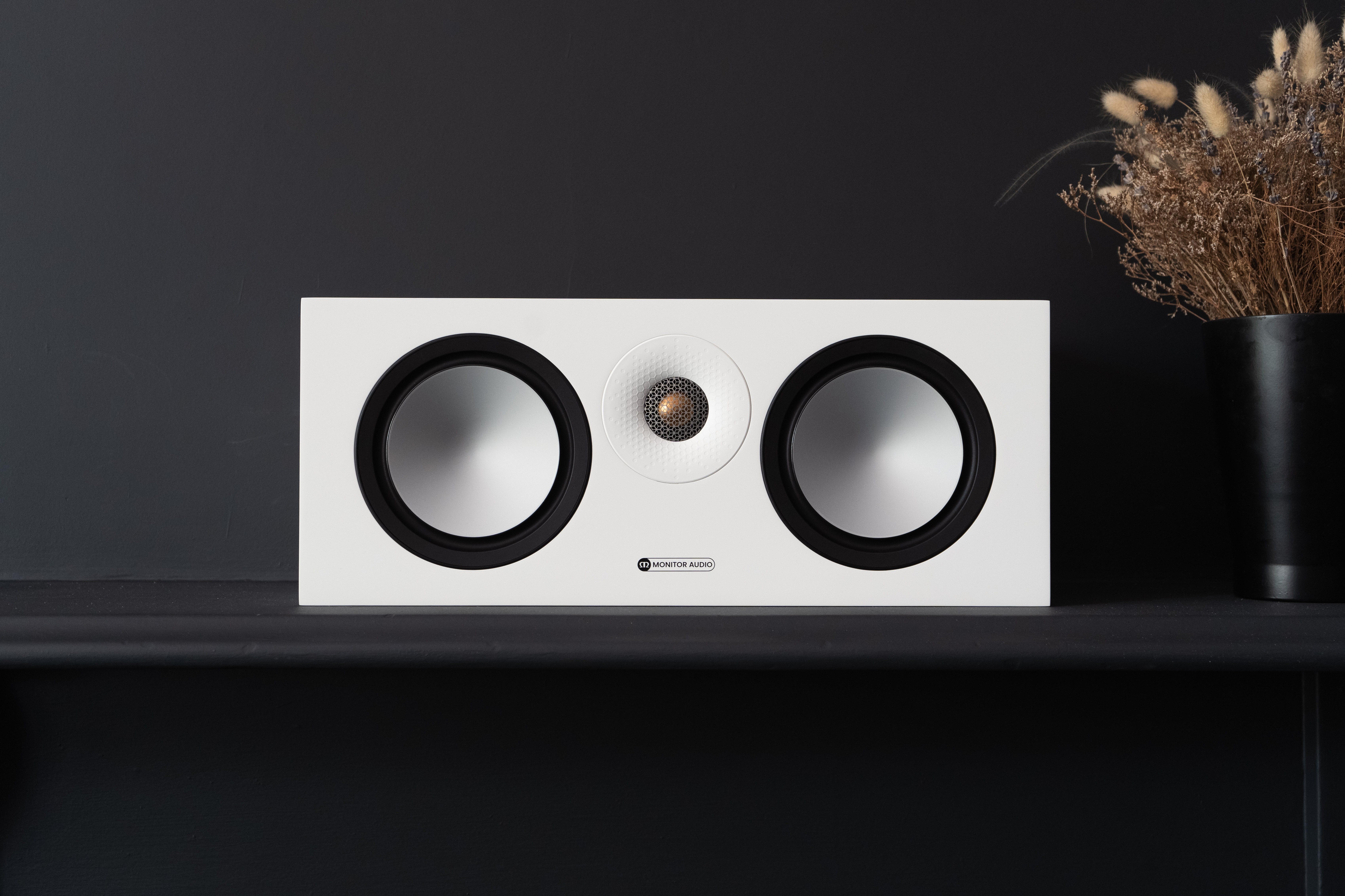Monitor Audio Bronze 7G center lifestyle bilde i stue hvit