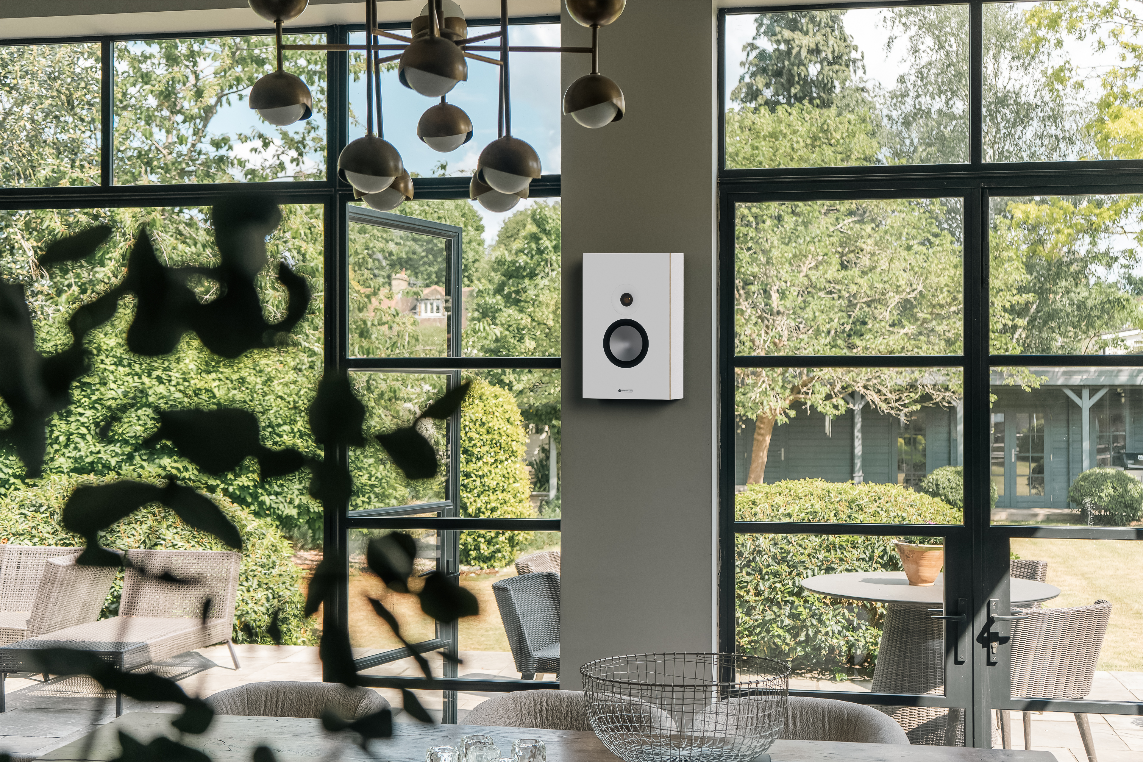 Monitor audio Bronze 7G vegghøytaler lifestyle bilde i stue hvit