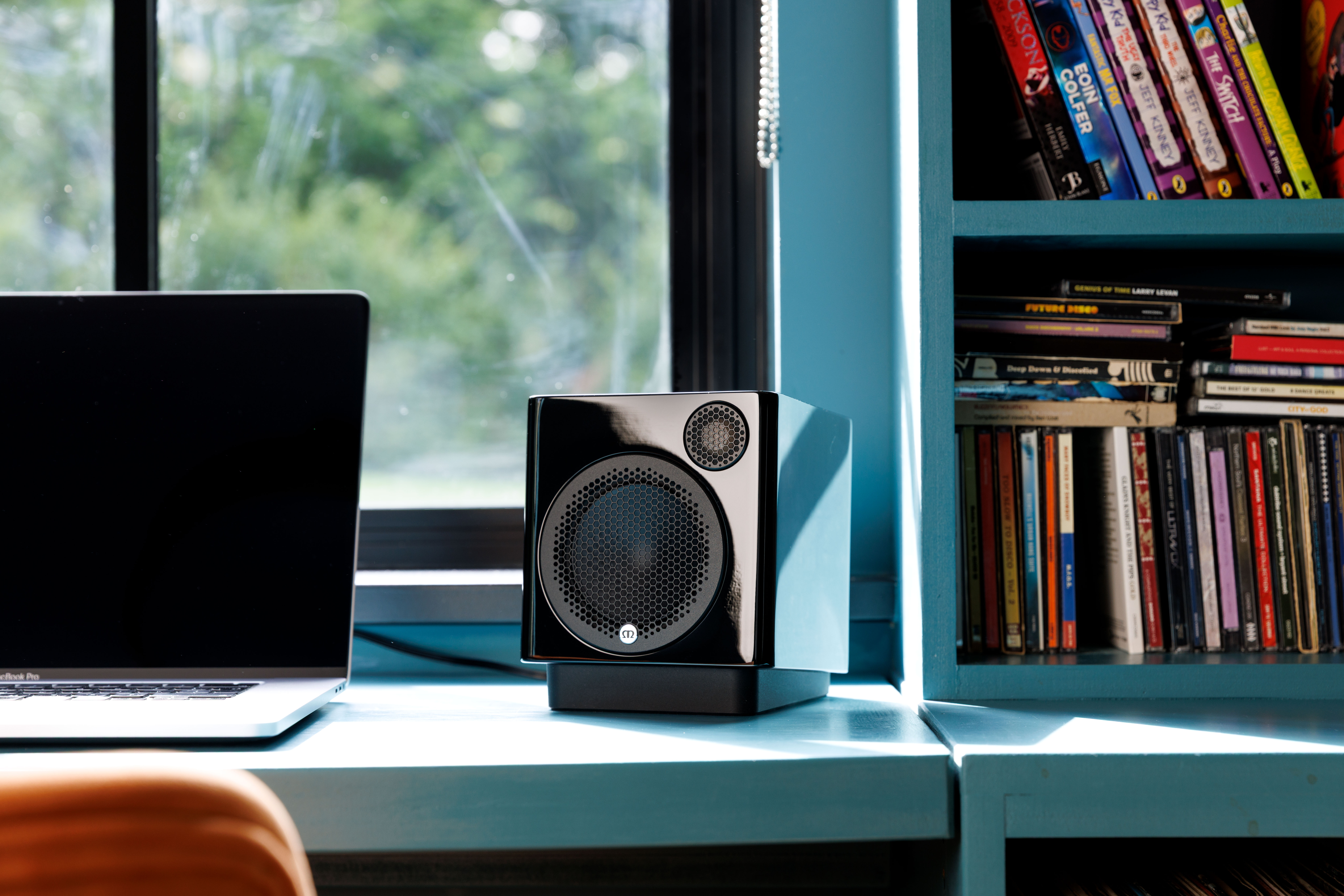 Monitor Audio Radius 1 4G høyttaler lifestyle bilde på skrivebord. kompakt med stor lyd