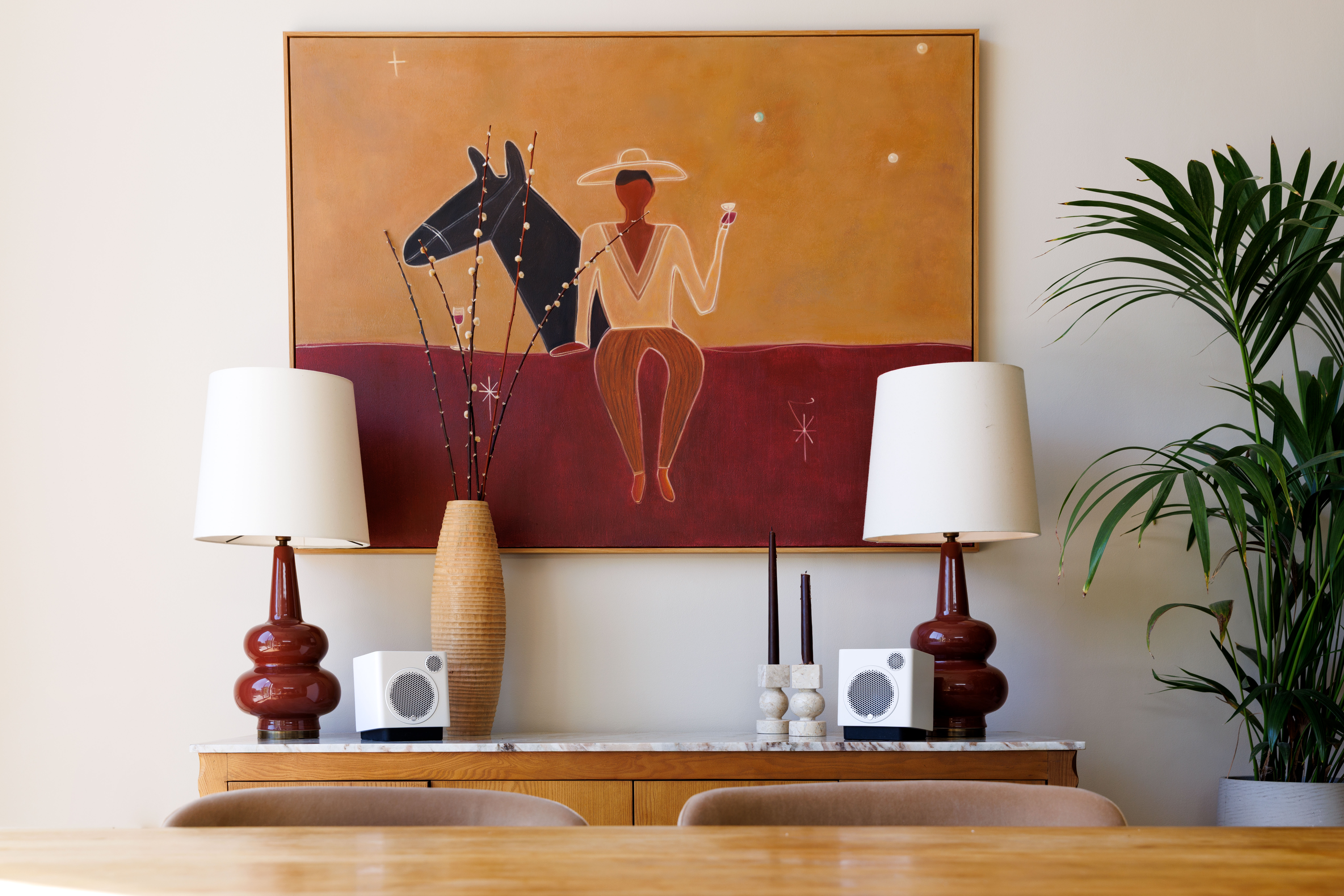 Monitor Audio Radius 1 4G høyttaler lifestyle bilde i stue. kompakt med stor lyd