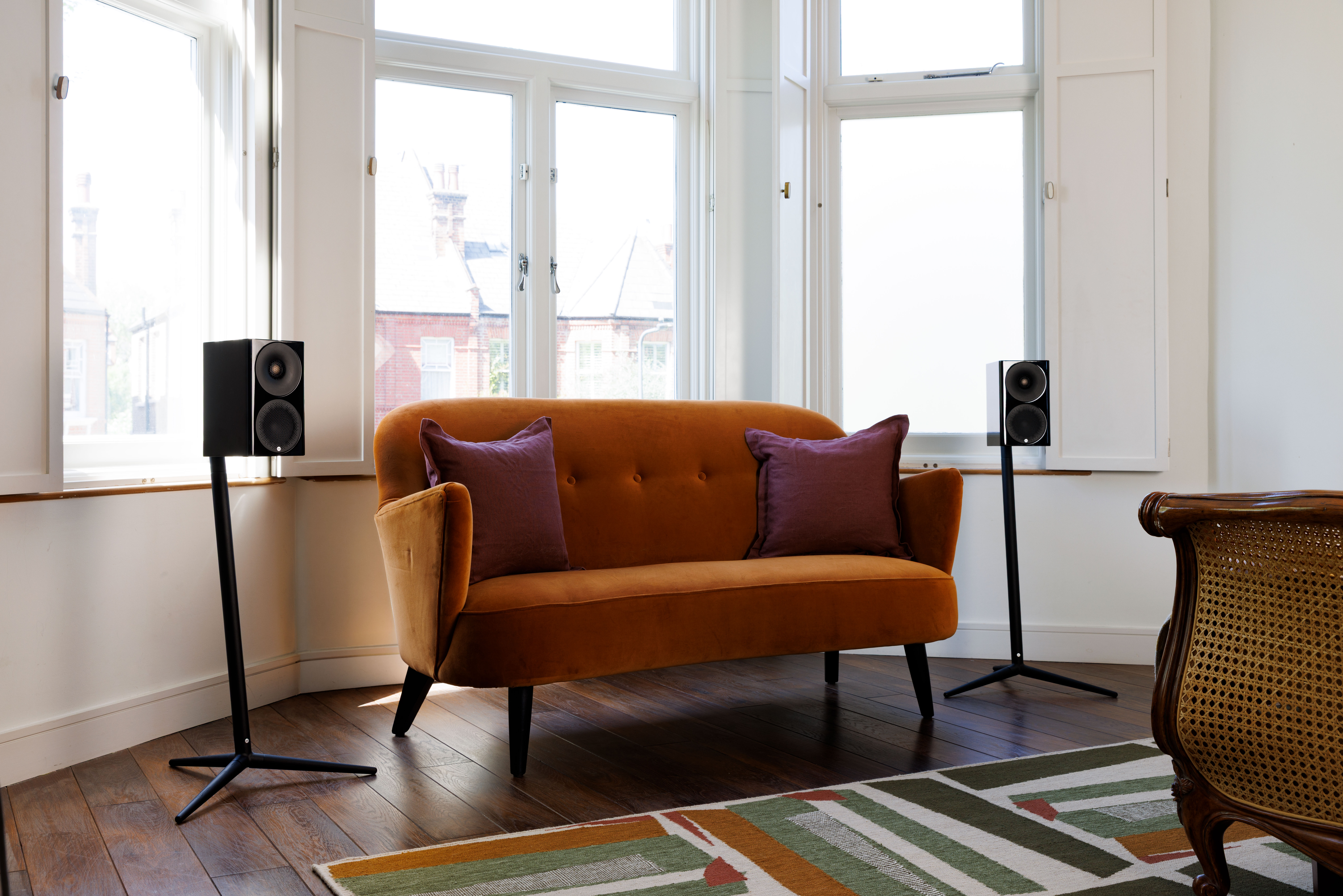 Monitor Audio Radius 3 4G stativhøyttaler. Lifestyle bilde i stue med stativ