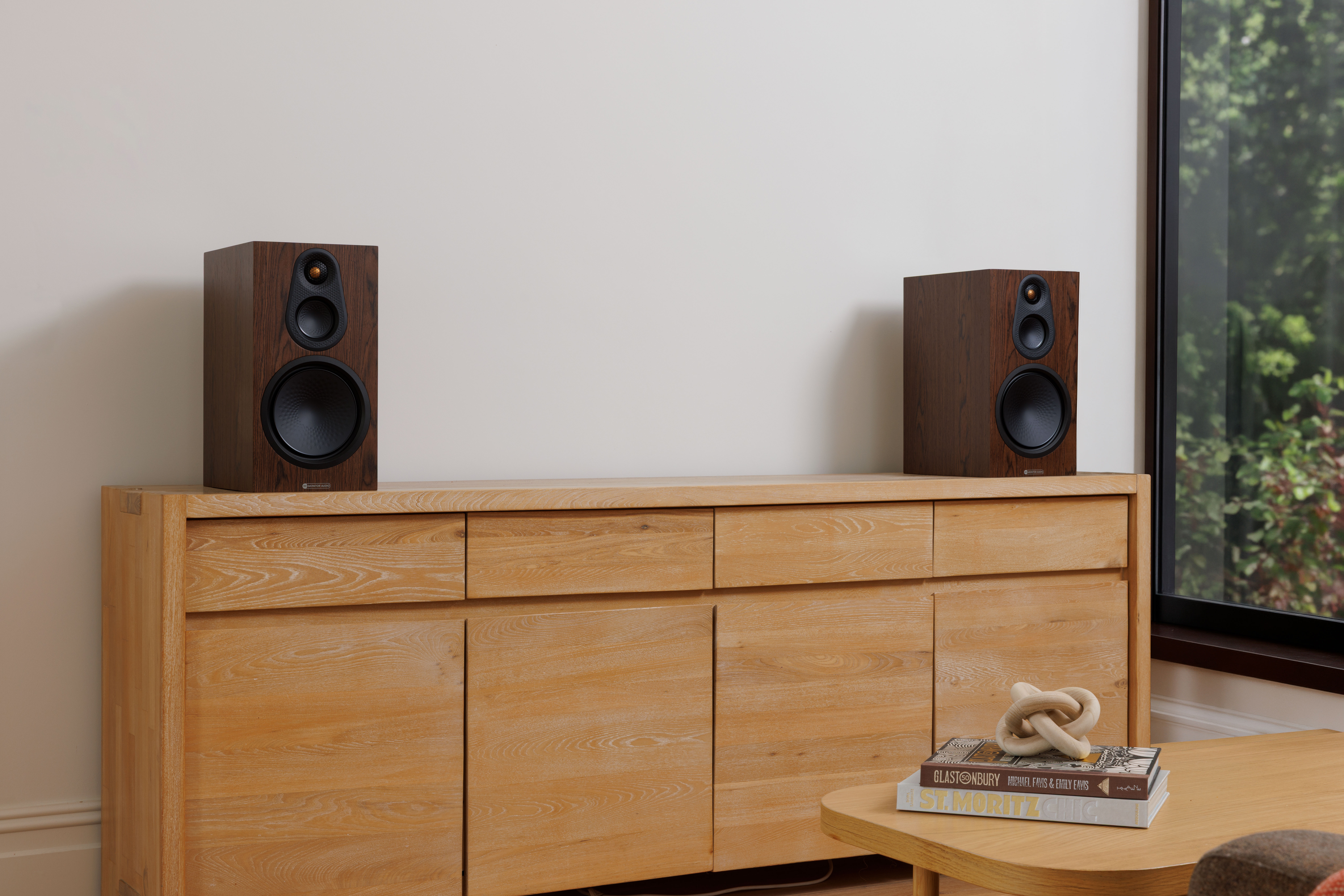 Monitor Audio Silver 100 8G Stativhøyttalere lifestyle bilde i stue