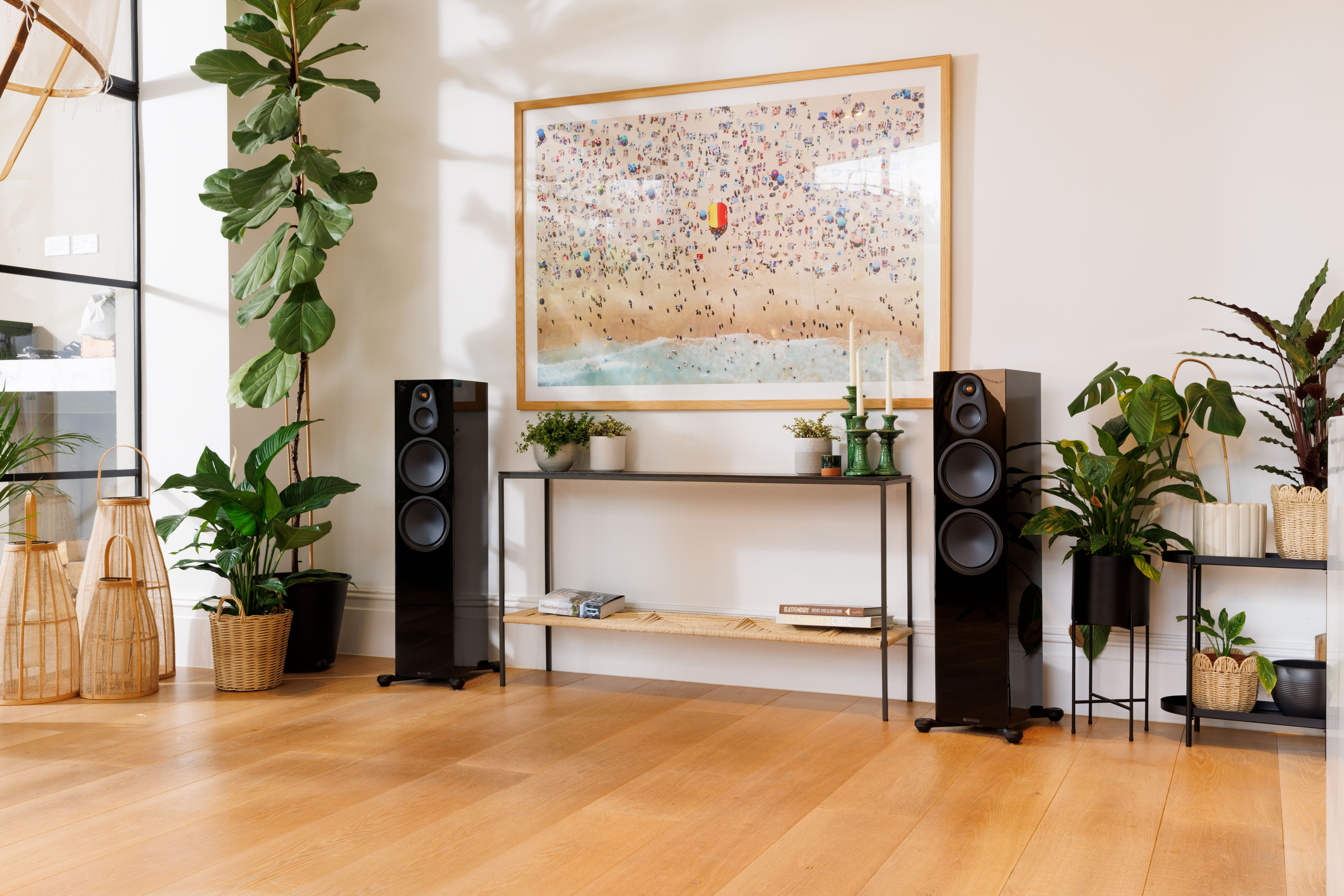 Monitor Audio SIlver 8G 500 gulvståendehøyttaler i sort piano lifestyle bilde i stue