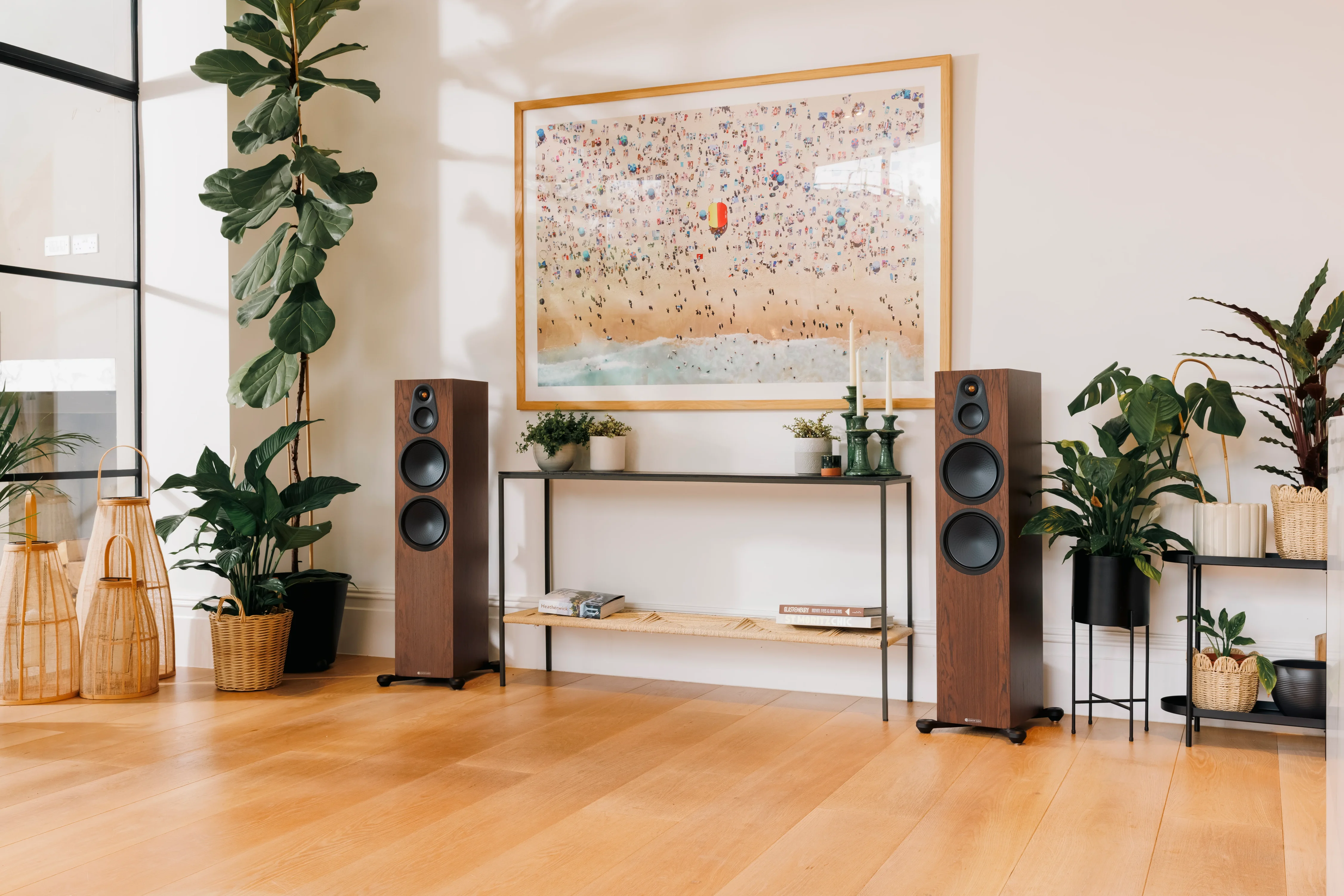 Monitor Audio Silver 8G 300 valnøtt gulvhøyttalere i stue lifestyle bilde