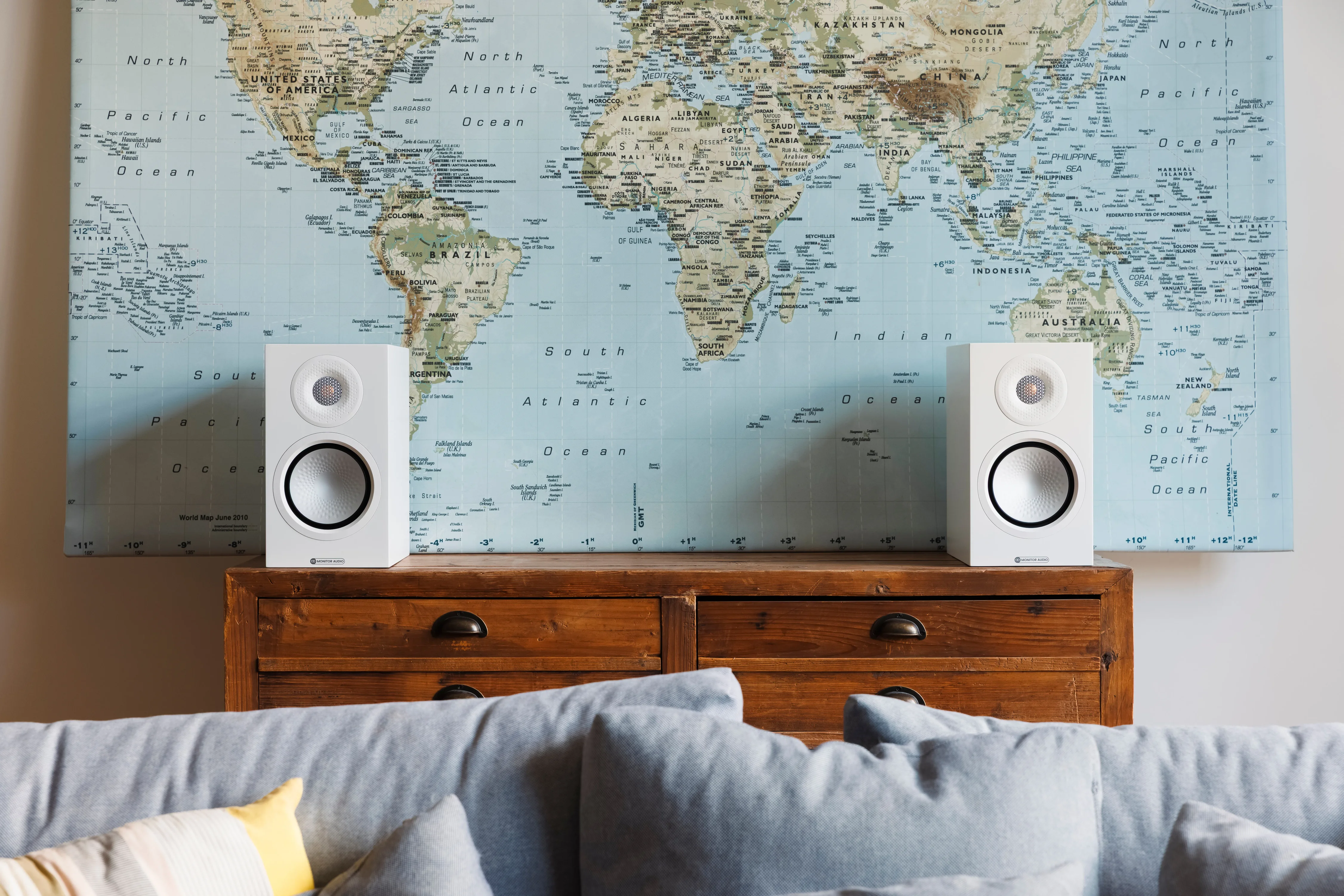 Monitor Audio Silver 8G 50 hvit stativhøyttalere i stue lifestyle bilde