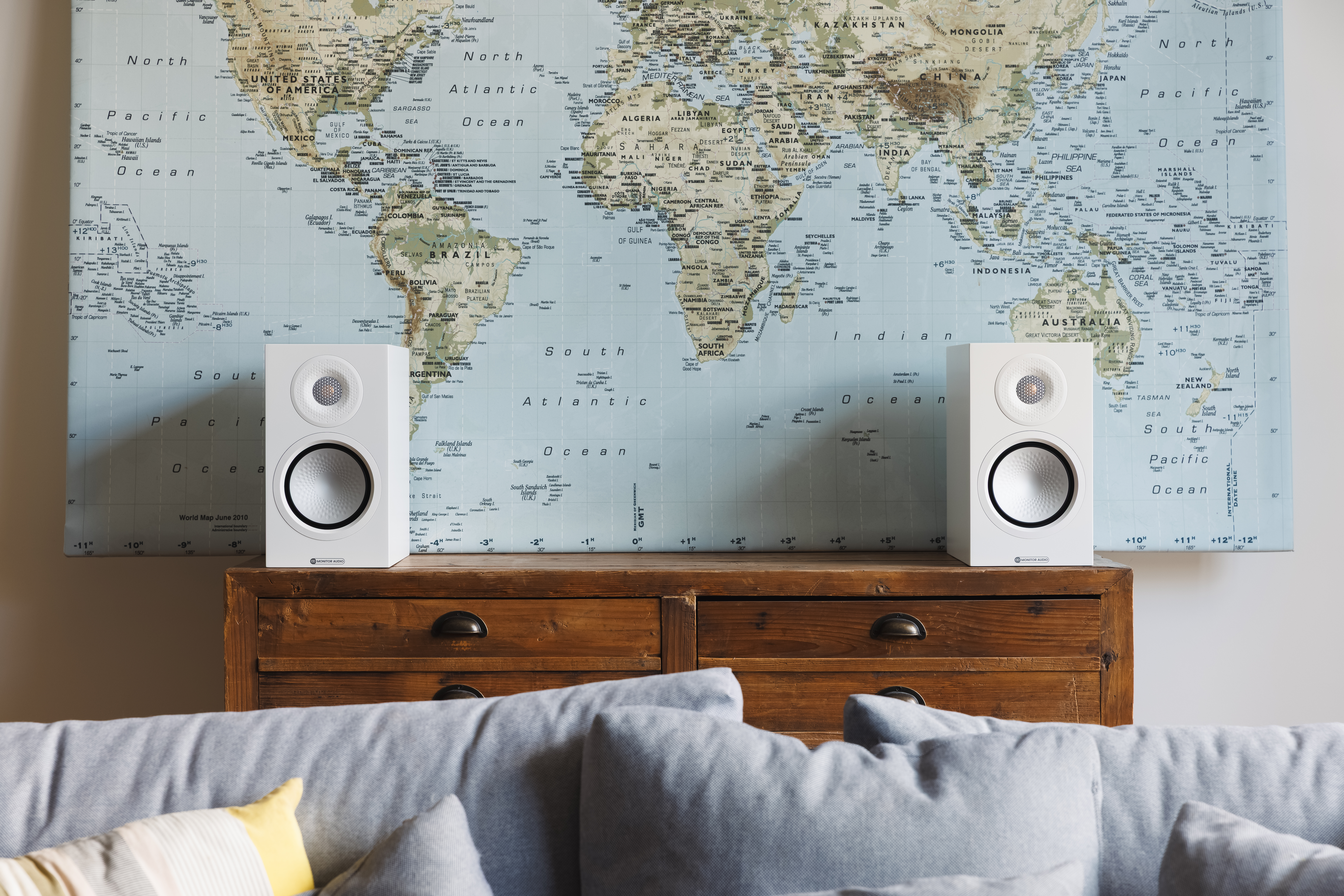 Monitor Audio Silver 8G 50 stativhøyttaler lifestyle bilde i stue farge hvitt