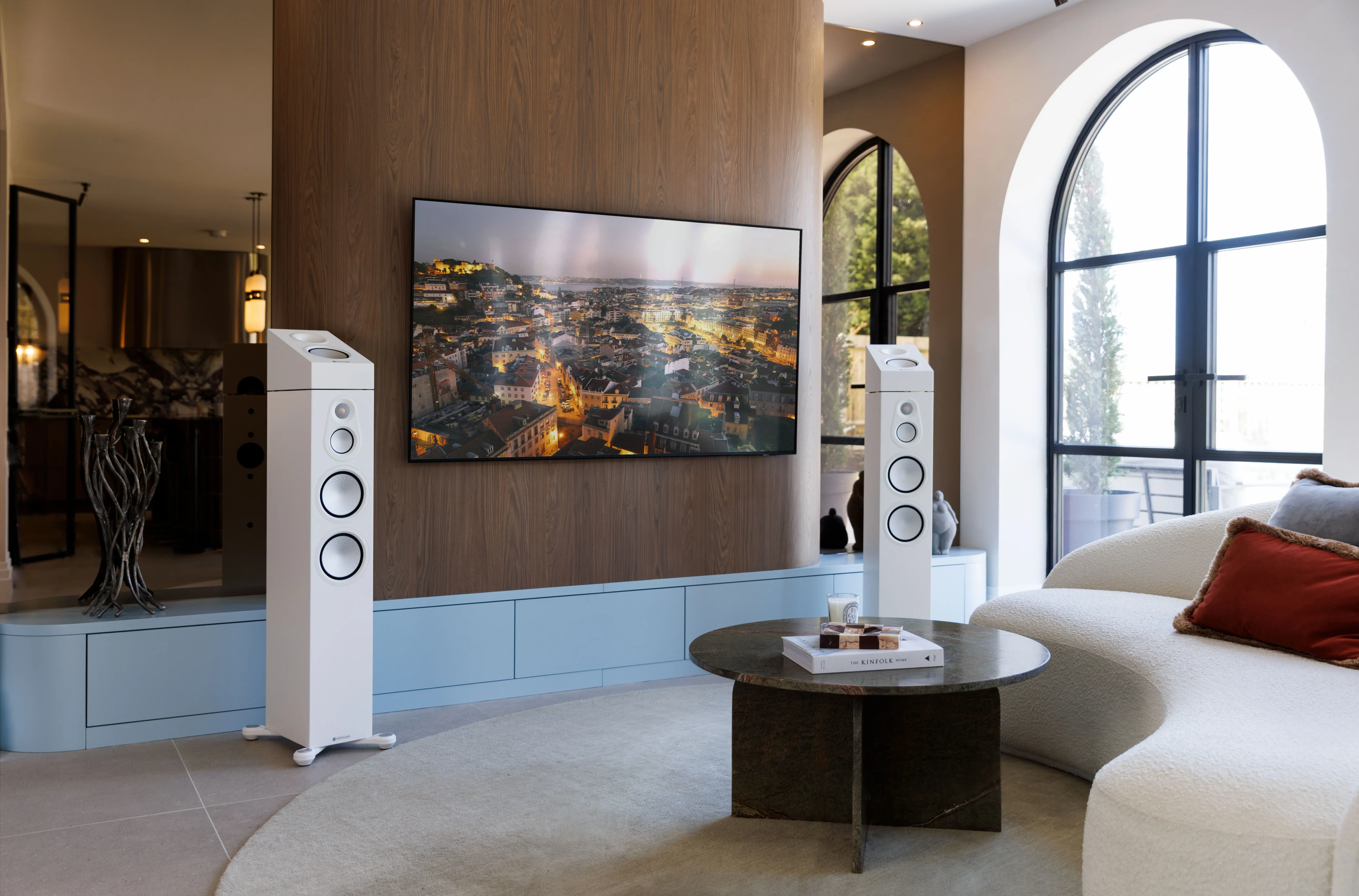 Monitor Audio Silver 8G 500 sort med ams hjemmekino gulvhøyttalere i stue lifestyle bilde