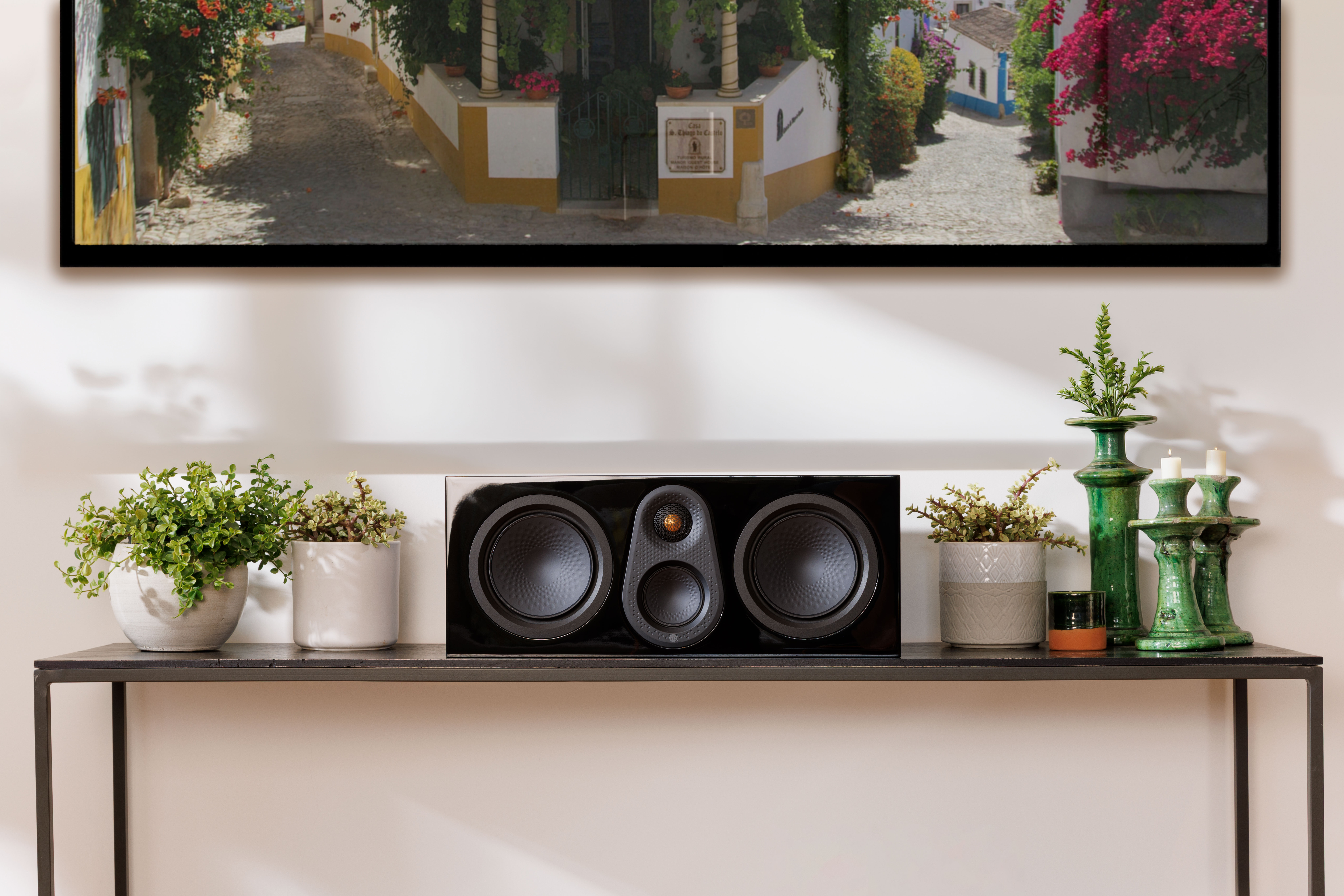 Monitor Audio SIlver 8G Center til hjemmekino i farge sort lifestyle bilde i stue