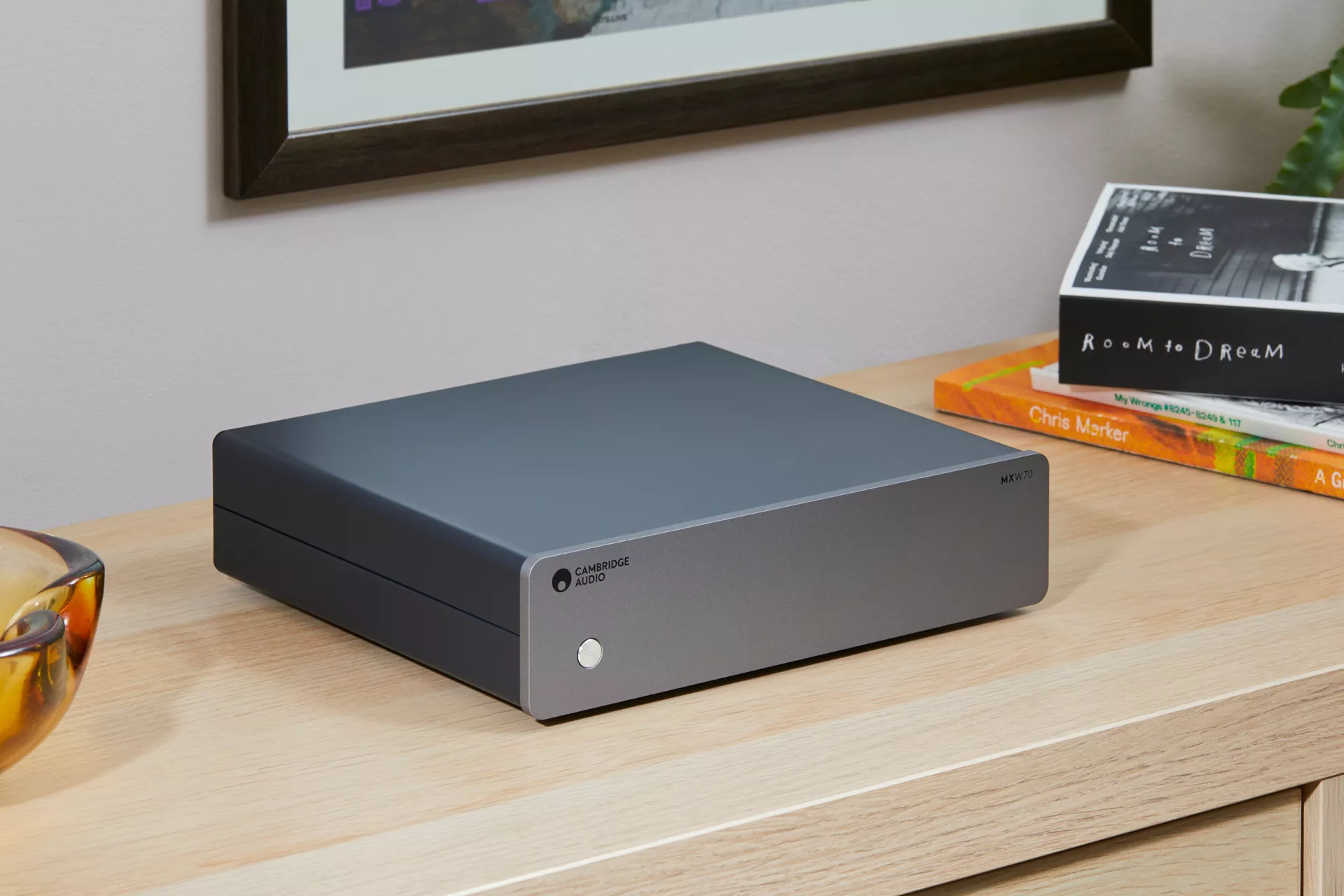 Cambridge Audio MXW70 effektforsterker lifestyle i en stue