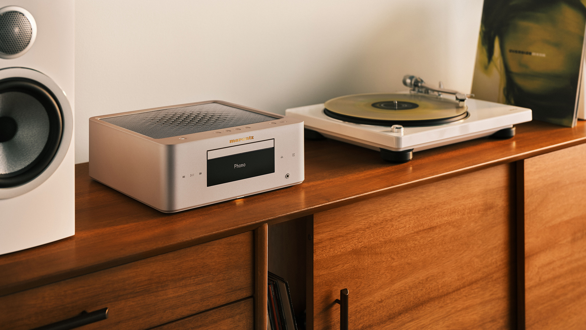 Marantz MCR 60n DAB lifestyle bilde med platespiller og høyttaler i stue