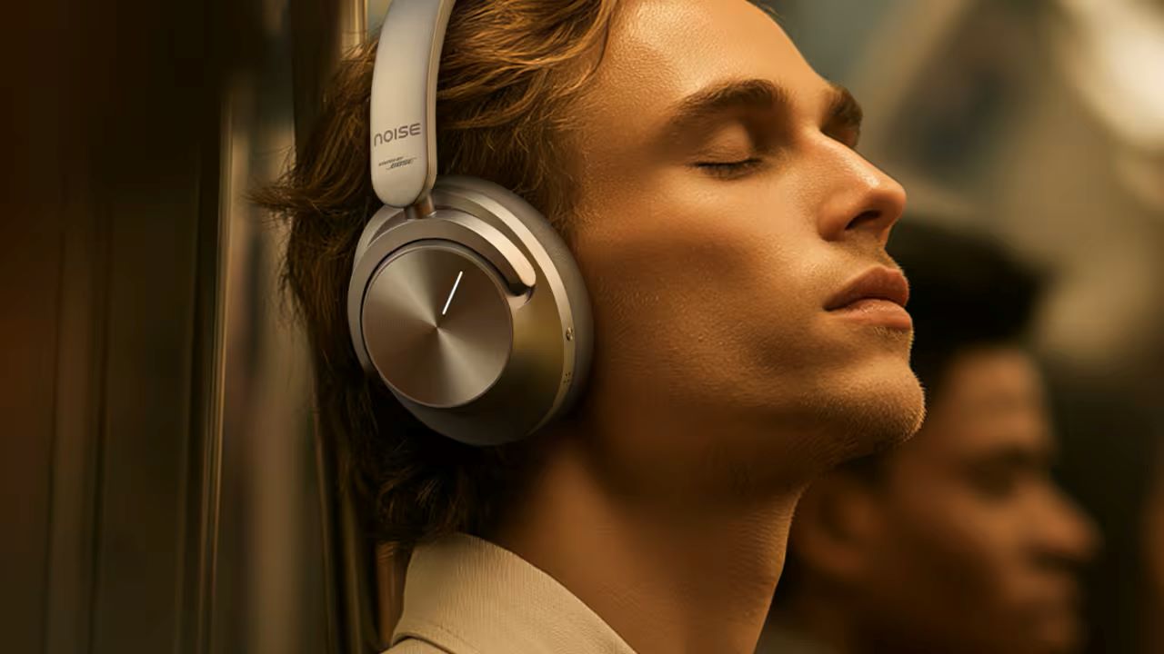 Noise - Sound by Bose - Master Buds Max lifestyle bilde av mann på tbane hodetelefoner ANC