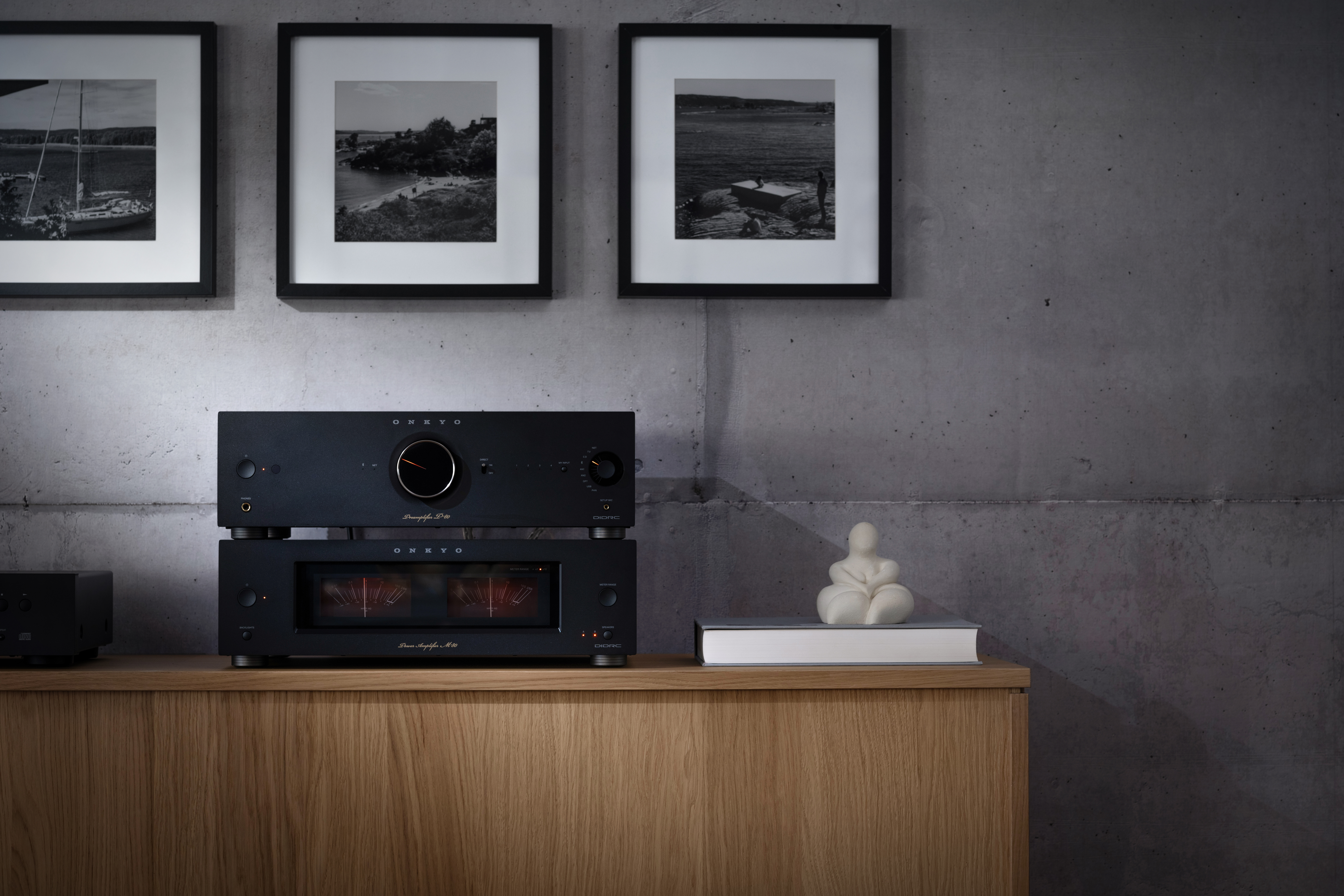 Onkyo Icon P-80 lifestyle bilde i stue farge sort