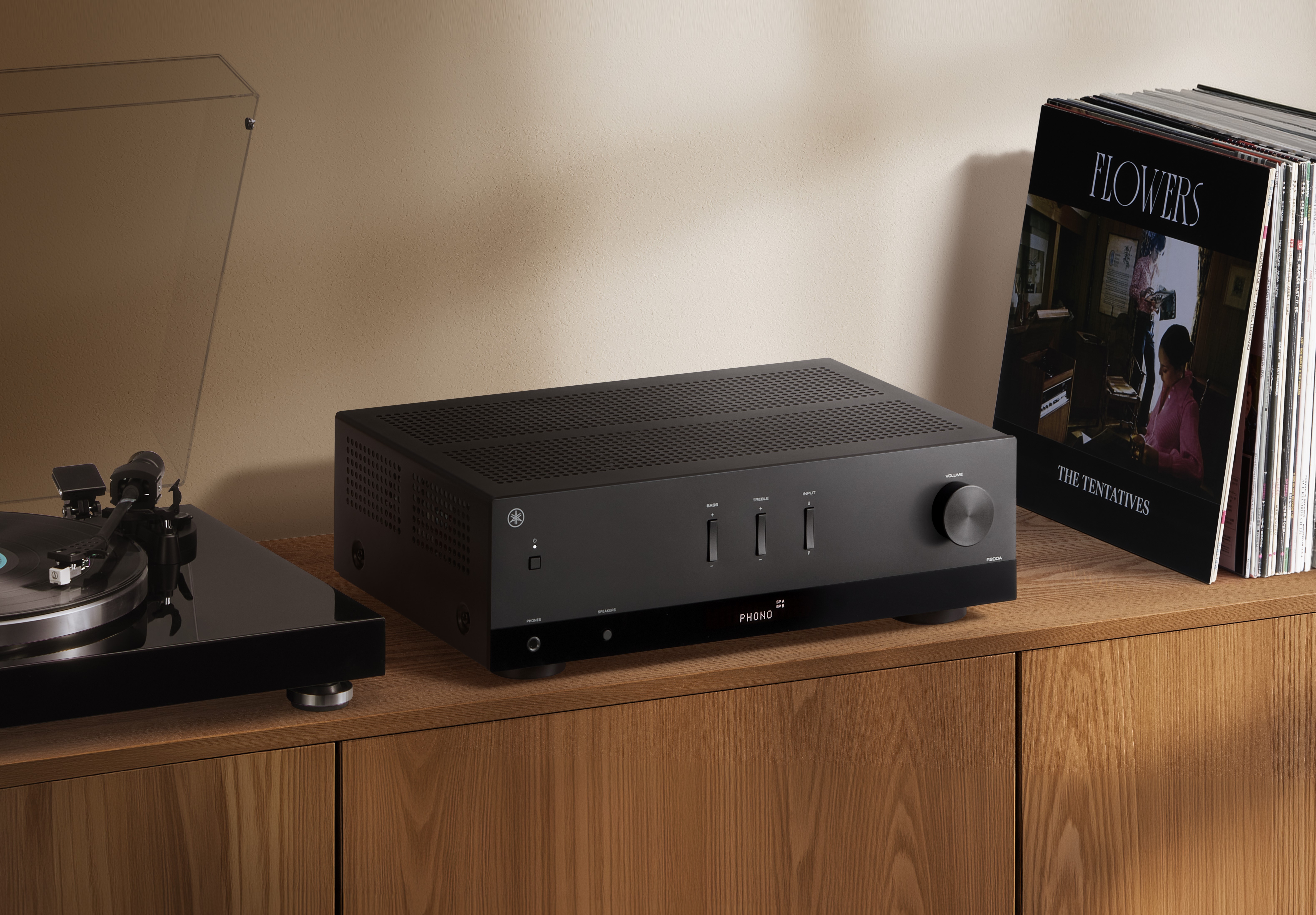 Yamaha R200A receiver lifetdyle bilde i stue med platespiller og lp