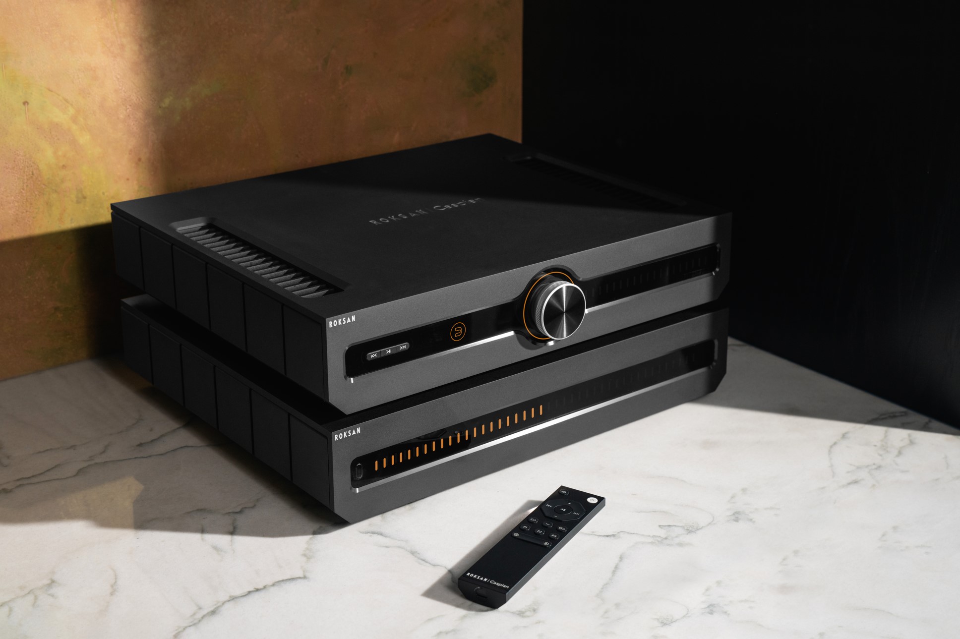 Roksan Caspian 4G Lifestyle bilde i stue streaming preamp forforsterker