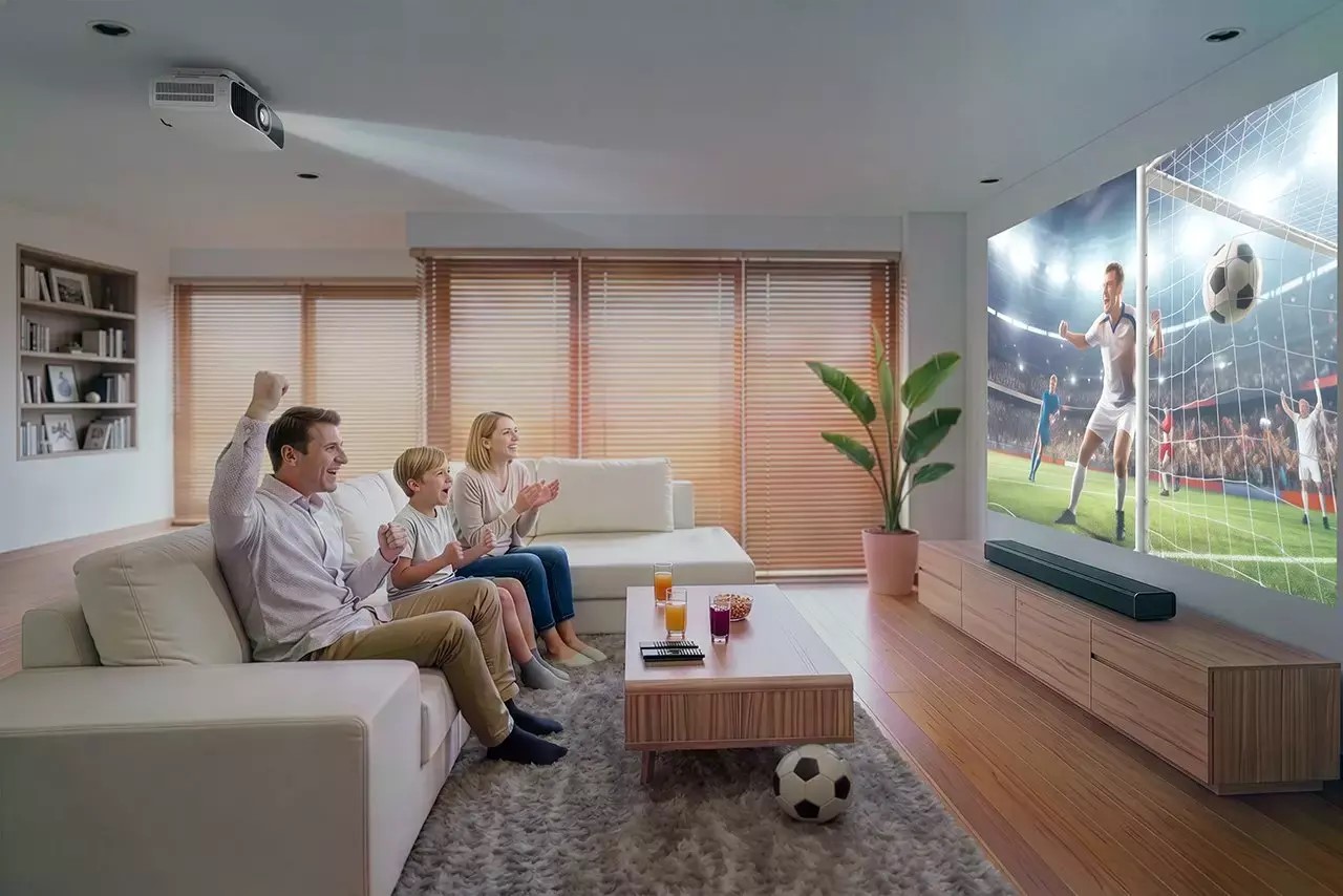 Epson projektor EH-LS7000 lifestyle bilde familie i stua ser på fotball