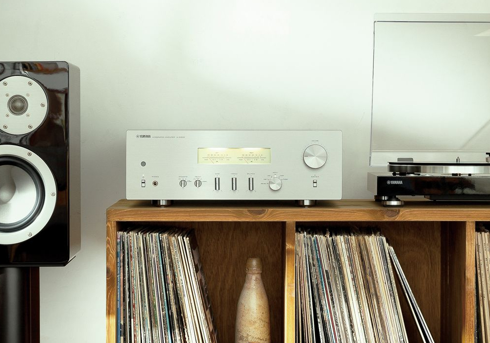 Yamaha A-S1200 lifestyle bilde med høyttaler og platespiller farge sølv