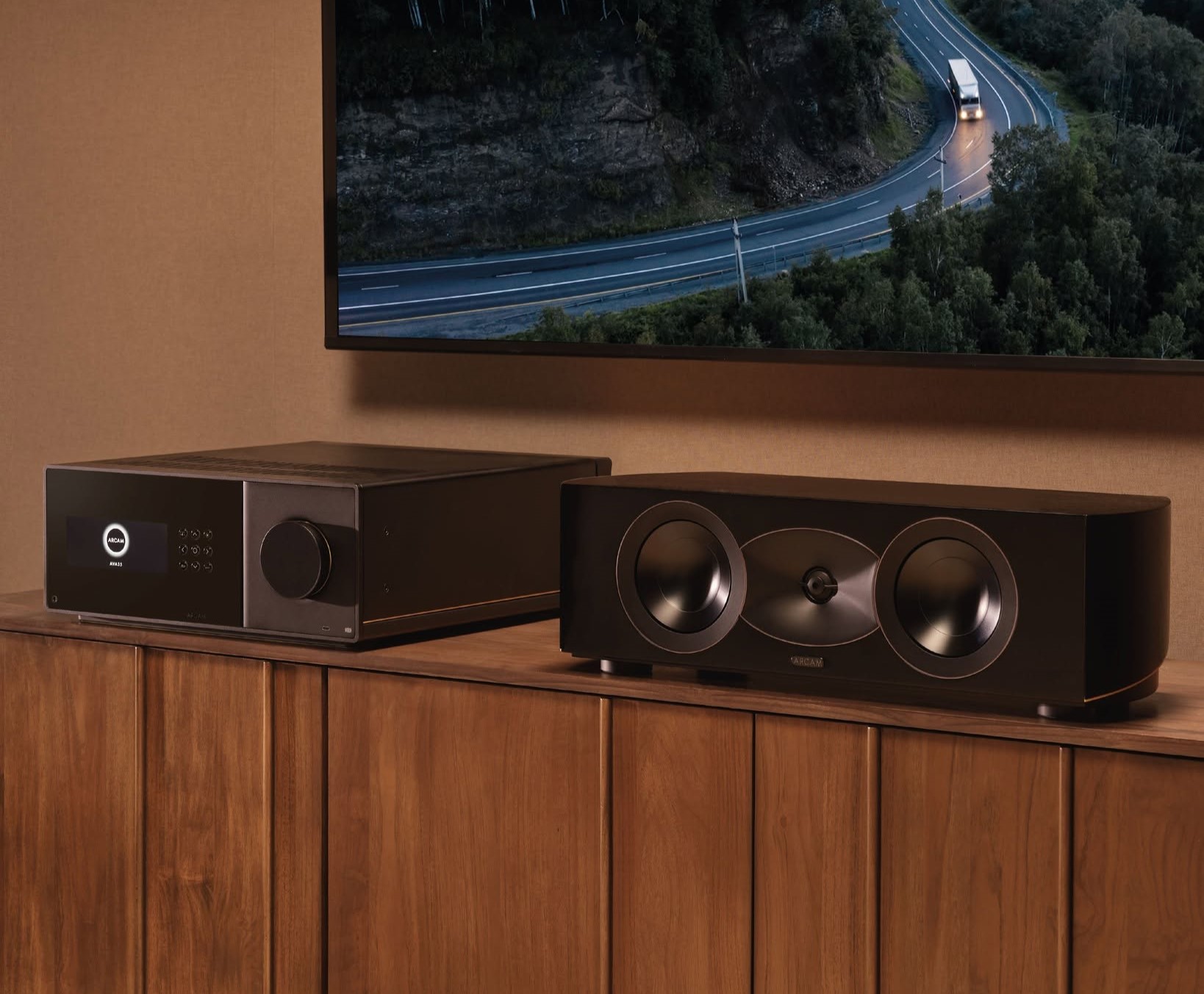 Arcam AVA35 hjemmekinoreceiver lifestyle bilde med høyttaler i stue