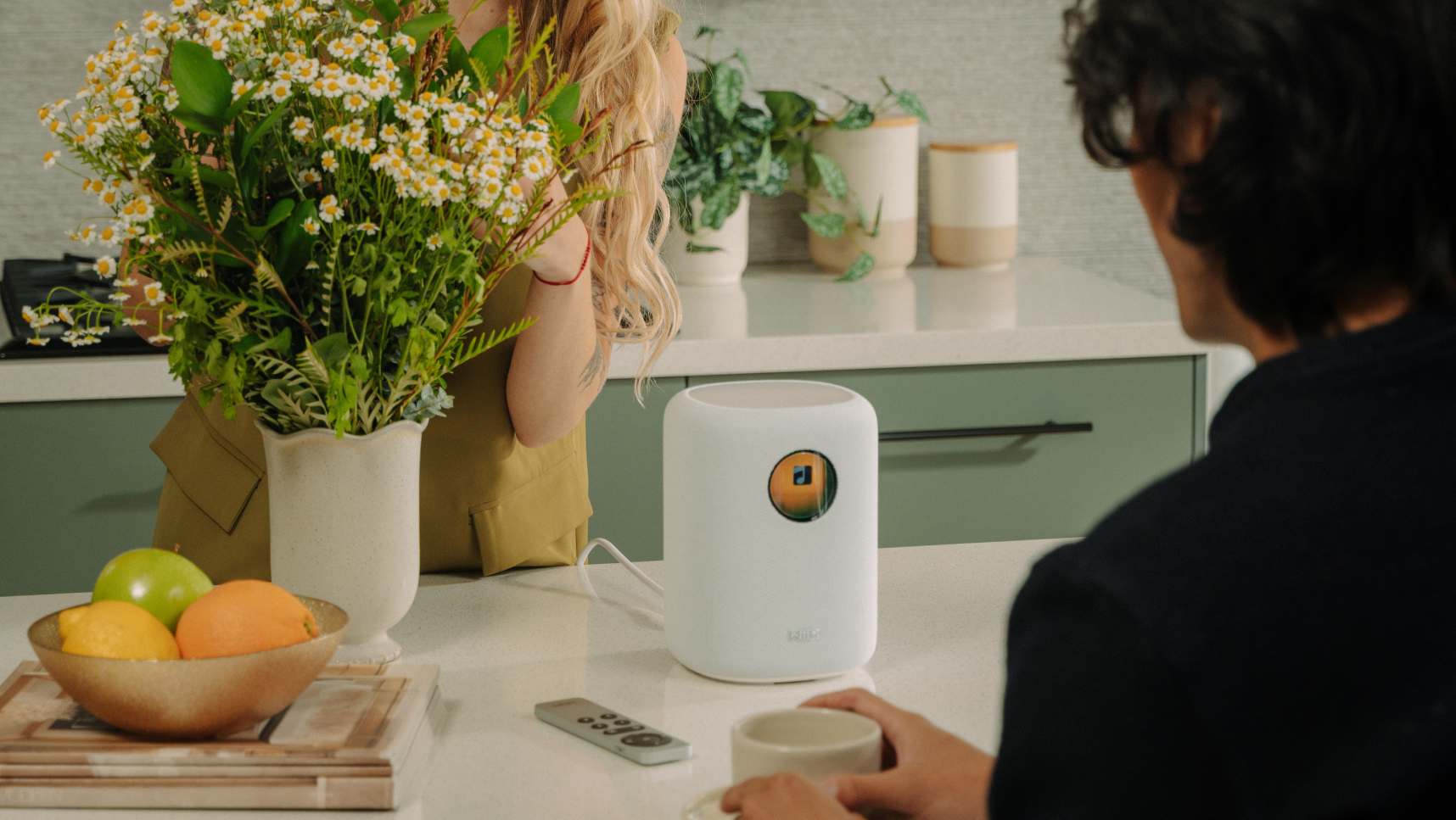 Wiim Sound lifestyle bilde på kjøkken. Trådløs høyttaler hvit