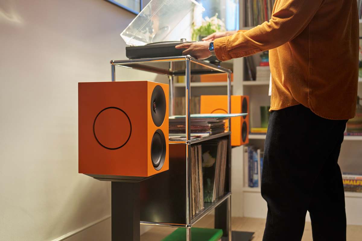 Cambridge Audio L/R X aktive høyttalere lifestyle bilde i stue med platespiller
