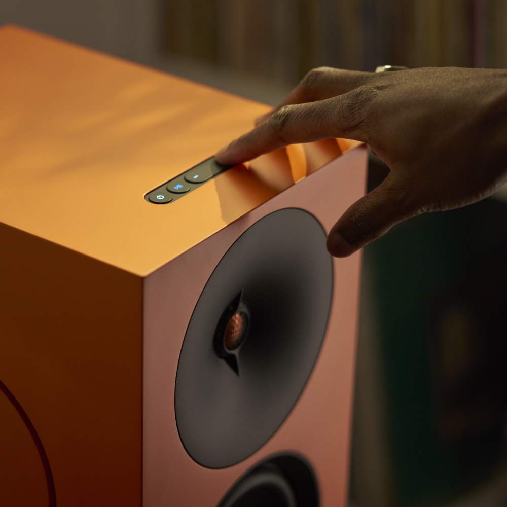 Cambridge Audio L/R X aktive høyttalere lifestyle bilde i stue 