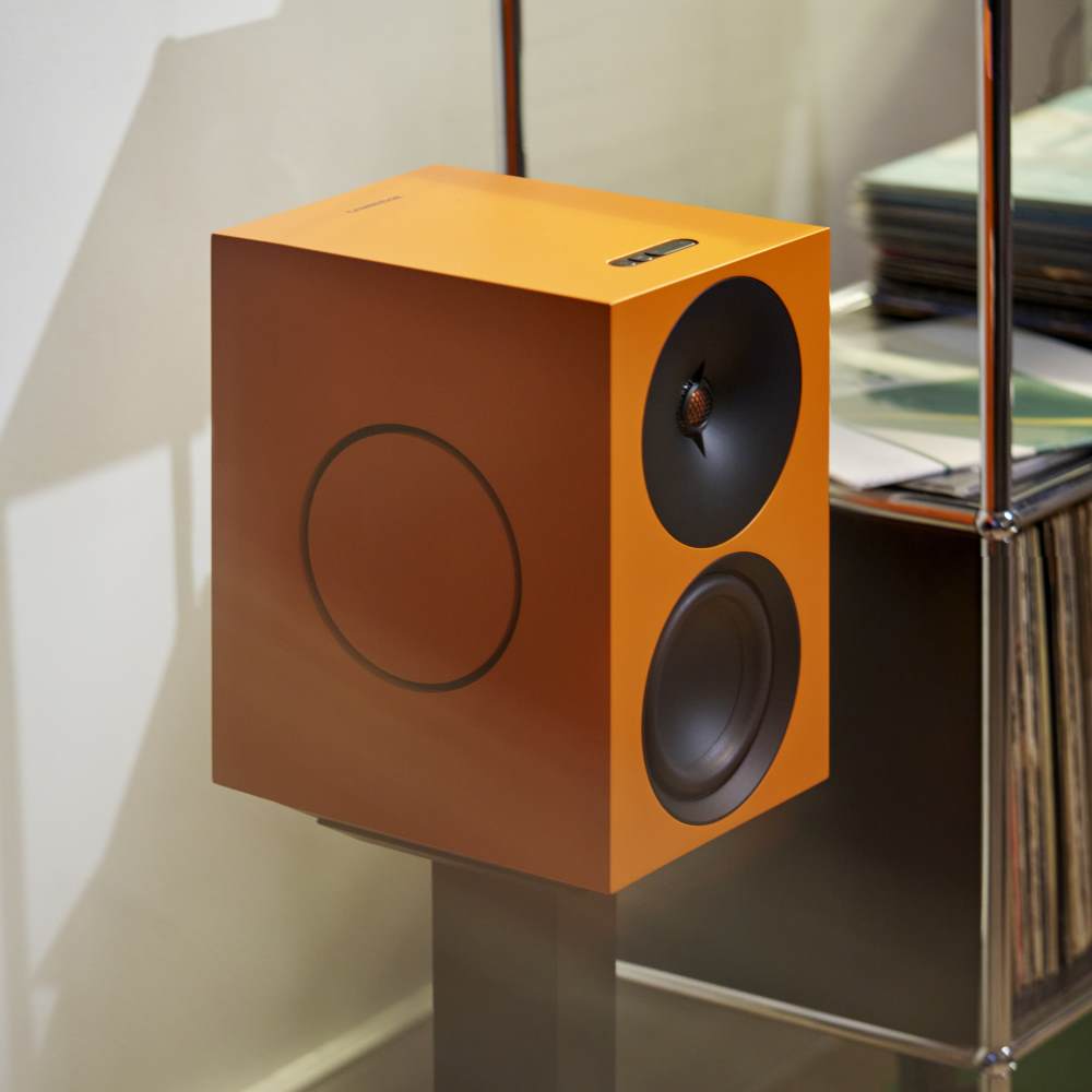 Cambridge Audio L/R X aktive høyttalere lifestyle bilde i stue