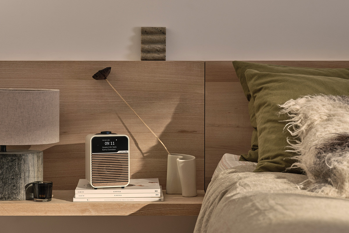 ruark R1S kremhvit lifestule bilde på soverom