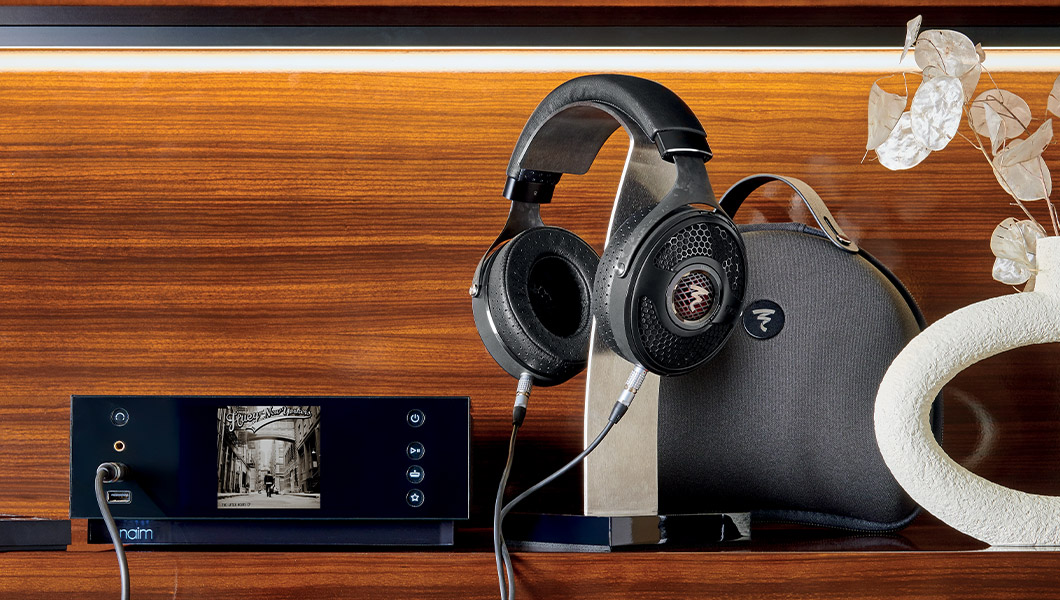 Focal New Utopia lifestyle bilde med naim hodetelefonforsterker